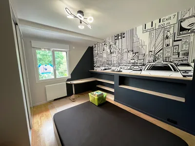 Chambre d'enfant avec une fresque murale de style bande dessinée
