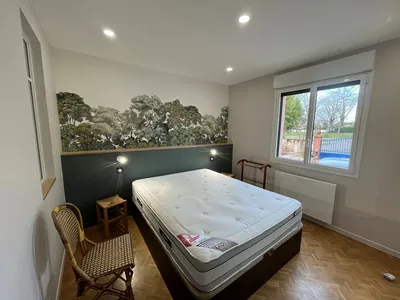 Chambre à coucher moderne avec papier peint panoramique forestier