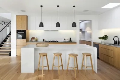 Cuisine moderne et lumineuse avec des finitions en bois et un îlot central