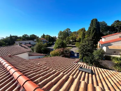 Charpentier travaillant sur une toiture en bois en France près de Toulouse