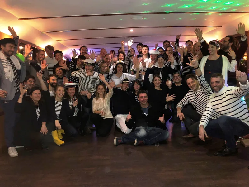 Les artisans du réseau Alliance-TRAVAUX réunis lors d'une soirée du collectif