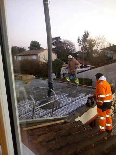 Coulage d'une dalle en béton sur un toit-terrasse