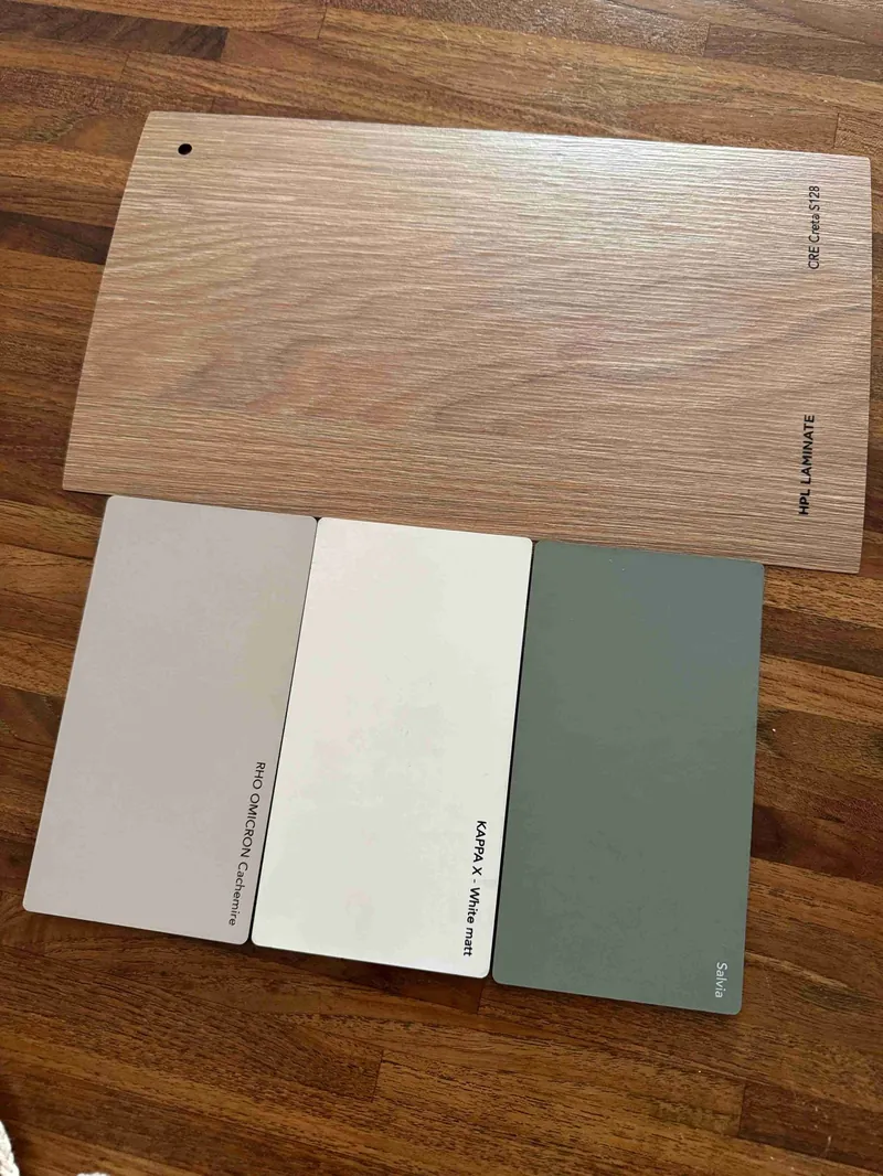 Échantillons de couleurs et matériaux (bois, beige, blanc, vert)