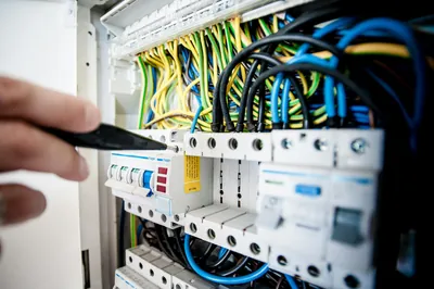 Électricien installant un tableau électrique dans une maison en rénovation à Blagnac