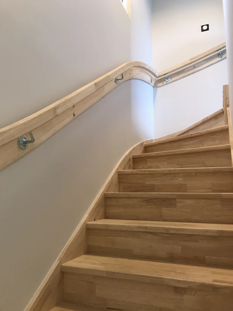 Escalier en bois lamellé collé avec main courante et éclairage