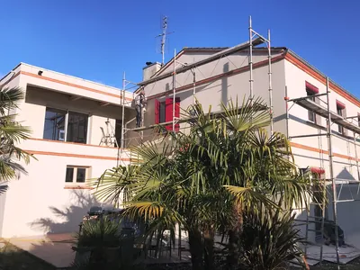 Façadier appliquant un enduit sur la façade d'une maison près de Toulouse