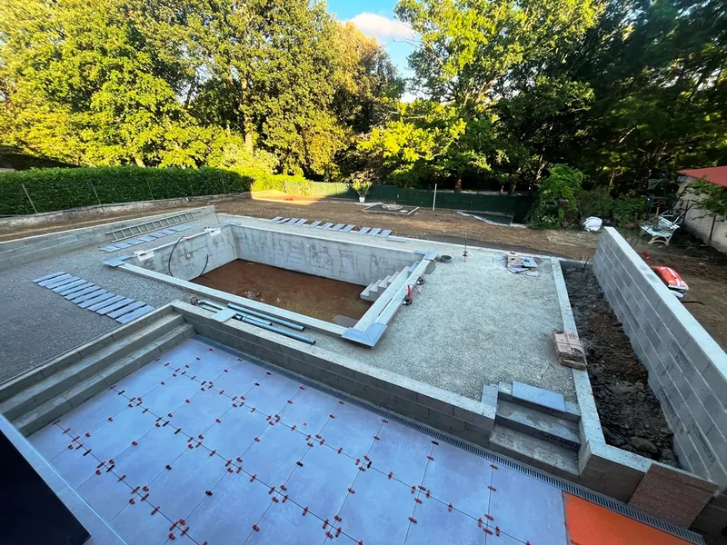 Maçon construisant un mur en briques sur un chantier de rénovation