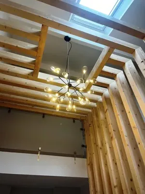 Ébéniste travaillant sur une pièce de bois dans son atelier