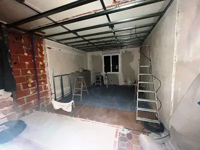 Structure métallique pour faux-plafond avant la pose des plaques