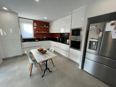 Cuisine moderne blanche et épurée avec électroménager intégré