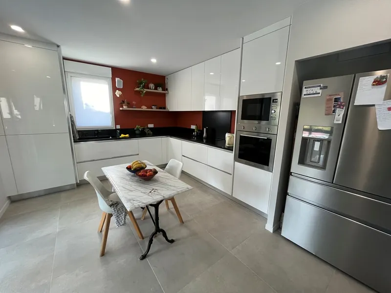 Cuisine équipée avec plan de travail en granit installée à Colomiers