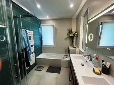 Salle de bain moderne avec douche à l'italienne et carrelage vert