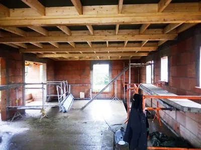 Structure de charpente en bois d'une maison en construction