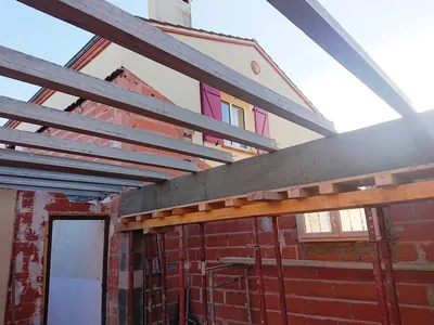 Maçon français construisant un mur en briques sur un chantier de rénovation à Colomiers