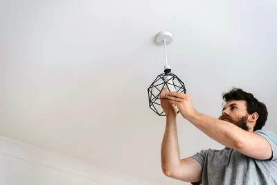 Installation d'un luminaire design au plafond